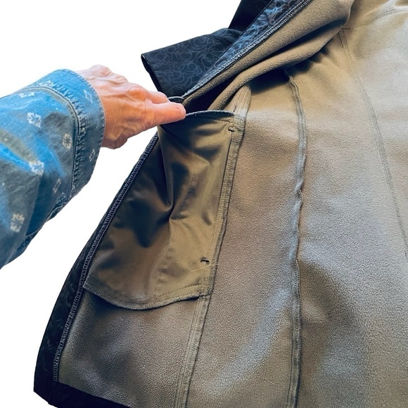 Cloudveil Hooded Black Soft Shell - Rose Design
Jacket Size XS - Picture 7 of 14